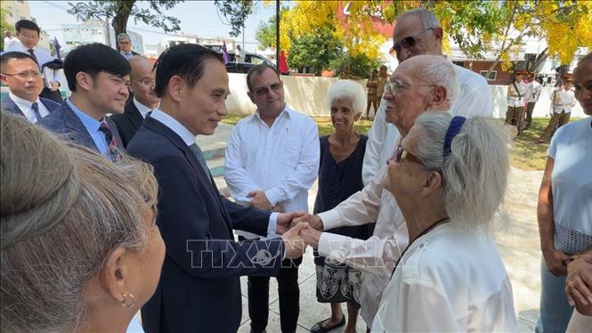 Bộ trưởng Lê Hoài Trung trò chuyện và chia sẻ cùng người dân Cuba sau Lễ dâng hoa trước tượng đài Chủ tịch Hồ Chí Minh ở thủ đô La Habana, chiều 22/6/2026 (giờ địa phương). Ảnh: Ngọc Duy – PV TTXVN tại Cuba 