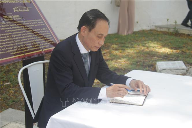 Bộ trưởng Lê Hoài Trung viết lưu bút tại Lễ dâng hoa trước tượng đài Chủ tịch Hồ Chí Minh ở thủ đô La Habana, chiều 22/6/2026 (giờ địa phương). Ảnh: Ngọc Duy – PV TTXVN tại Cuba 