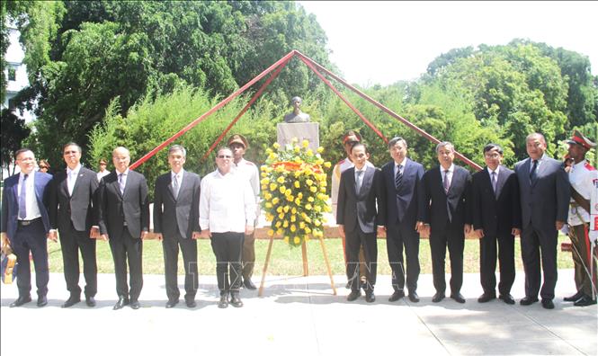 Các đại biểu chụp ảnh chung tại Lễ dâng hoa trước tượng đài Chủ tịch Hồ Chí Minh ở thủ đô La Habana, chiều 22/6/2026 (giờ địa phương). Ảnh: Ngọc Duy – PV TTXVN tại Cuba 