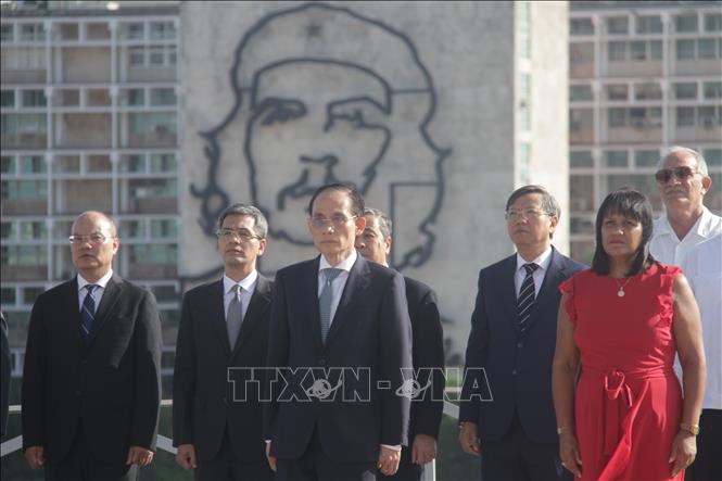 Bộ trưởng Lê Hoài Trung cùng các đại biểu dâng hoa trước tượng đài Anh hùng dân tộc José Martí ở thủ đô La Habana, sáng 22/6/2026 (giờ địa phương). Ảnh: Ngọc Duy – PV TTXVN tại Cuba