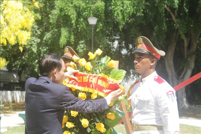 Bộ trưởng Lê Hoài Trung chỉnh vòng hoa trước nghi thức dâng hoa tại tượng đài Chủ tịch Hồ Chí Minh ở thủ đô La Habana, chiều 22/6/2026 (giờ địa phương). Ảnh: Ngọc Duy – PV TTXVN tại Cuba
