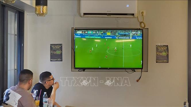 Cổ động viên Algeria theo dõi trận đấu trong một quán cà phê. Ảnh: Mạnh Hùng – PV TTXVN tại Algeria   