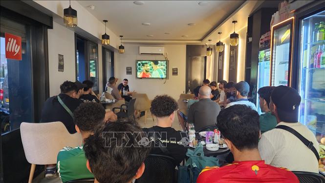 Các cổ động viên Algeria chăm chú xem đội nhà thi đấu khi bị Jordan dẫn bàn trong hiệp 1. Ảnh: Mạnh Hùng – PV TTXVN tại Algeria   