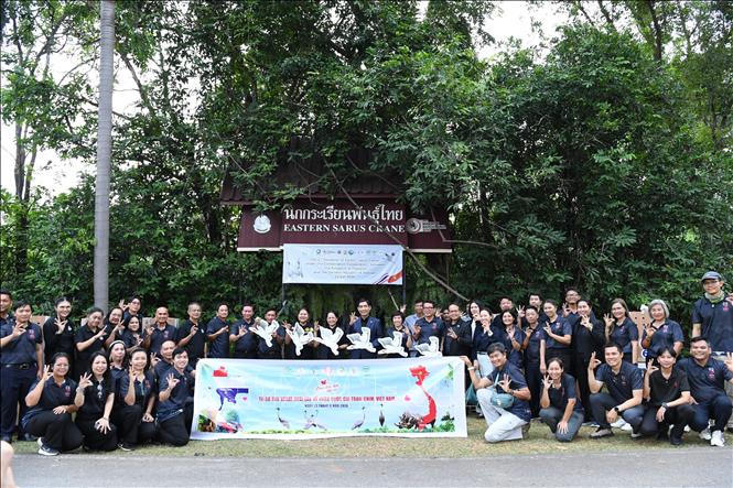 Đại sứ Phạm Việt Hùng, đoàn công tác tỉnh Đồng Tháp và Tổ chức Công viên Động vật Thái Lan, Vườn thú Nakhon Ratchasima thực hiện nghi thức bàn giao Sếu và chụp ảnh lưu niệm. Ảnh: Phạm Hải - PV TTXVN tại Thái Lan