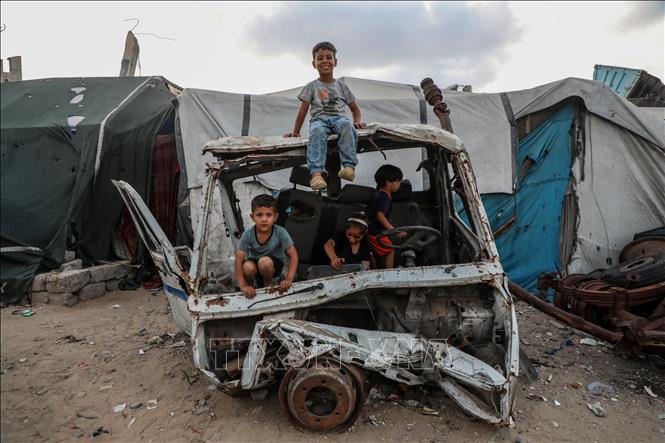 Các em nhỏ tại trại tị nạn ở Gaza. Ảnh: THX/TTXVN