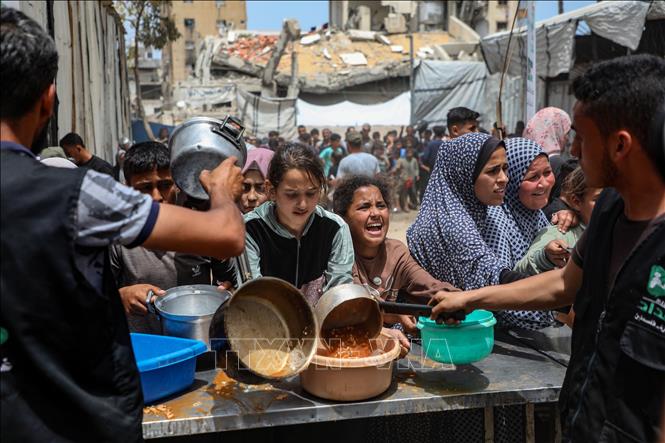 Người dân nhận thực phẩm cứu trợ tại Gaza. Ảnh: THX/TTXVN