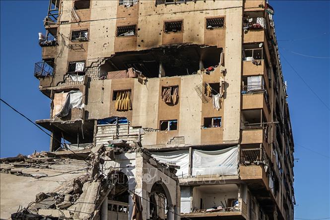 Tòa nhà bị hư hại sau cuộc không kích của Israel tại Gaza. Ảnh: THX/TTXVN