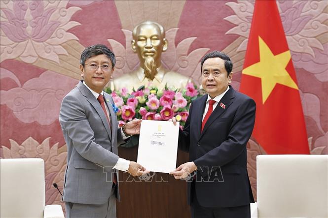 Đại sứ Đặc mệnh toàn quyền Cộng hòa Ấn Độ tại Việt Nam Tshering W. Sherpa trao thư của Chủ tịch Hạ viện Ấn Độ gửi Chủ tịch Quốc hội Trần Thanh Mẫn. Ảnh: Doãn Tấn - TTXVN 