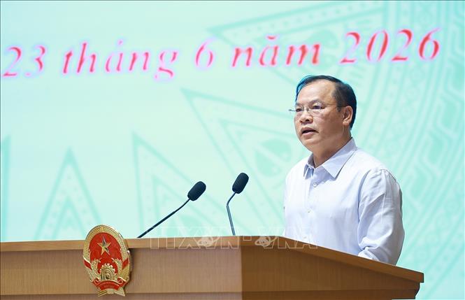 Thứ trưởng Bộ Công an Nguyễn Văn Long báo cáo Đề án phát triển ứng dụng dữ liệu về dân cư, định danh và xác thực điện tử phục vụ chuyển đổi số quốc gia. Ảnh: Dương Giang – TTXVN 
