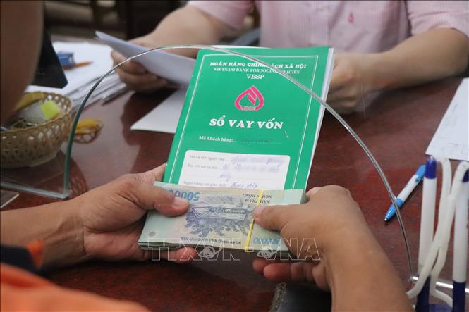 Sau hơn 1 tháng triển khai, đã có 15 hộ gia đình có người thân chấp hành xong quy trình cai nghiện ma túy được tiếp cận vốn tín dụng chính sách với tổng số tiền hơn 1,2 tỷ đồng. Ảnh: Thu Hiền - TTXVN 