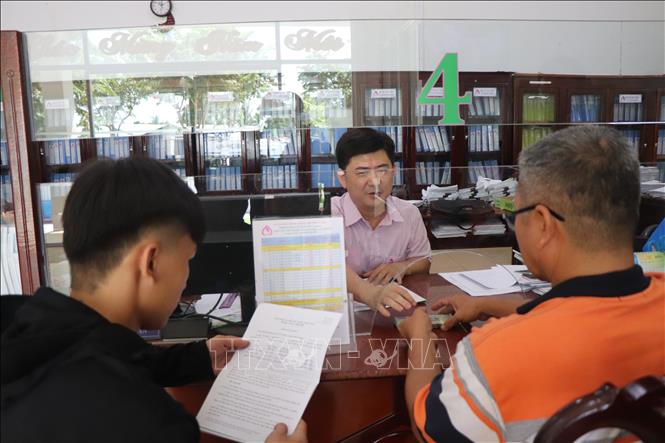 Ông N.T.Th. có con trai vừa cai nghiện xong được Phòng Giao dịch Ngân hàng Chính sách xã hội Phụng Hiệp cho vay 50 triệu đồng để sản xuất. Ảnh: Thu Hiền - TTXVN 