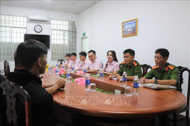 Đại diện Ngân hàng Chính sách xã hội phối hợp với Công an tuyên truyền, phổ biến chương trình cho vay theo Quyết định số 08/2026/QĐ-TTg. Ảnh: Thu Hiền - TTXVN