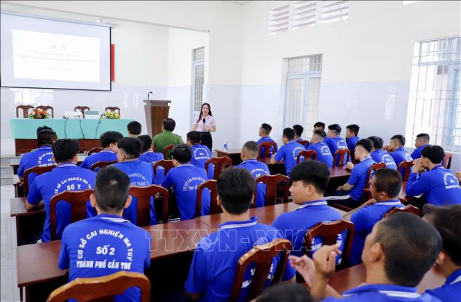Đại diện Ngân hàng Chính sách xã hội TP.Cần Thơ phổ biến chương trình tín dụng chính sách cho người sau cai nghiện tại cơ sở cai nghiện trên địa bàn. Ảnh: Thu Hiền - TTXVN