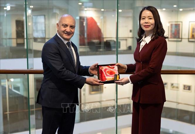 Thứ trưởng Bộ Ngoại giao Nguyễn Minh Hằng (phải) và Thứ trưởng Bộ Ngoại giao và Thương mại Australia George Mina. Ảnh: TTXVN phát
