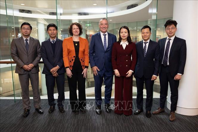 Thứ trưởng Bộ Ngoại giao Nguyễn Minh Hằng (thứ 3 từ phải sang) làm việc với Tiến sỹ Craig Emerson (thứ 4 từ trái sang), Chủ tịch điều hành Trung tâm nghiên cứu APEC Australia. Ảnh: TTXVN phát