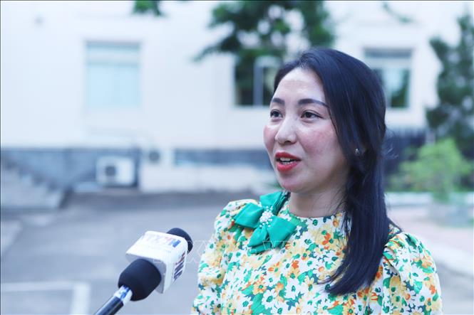 Chị Thipphaphone Sihavong, thí sinh đội Trung tâm Tiếng Việt của Viện Phát triển Công đoàn Lào trả lời phỏng vấn phóng viên TTXVN. Ảnh: Xuân Tú - PV TTXVN tại Lào