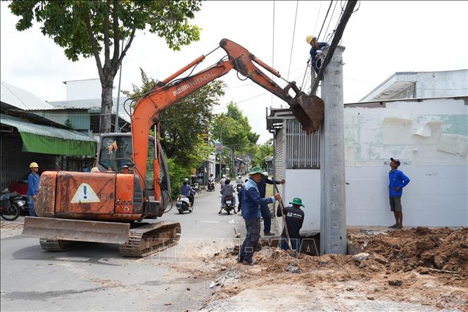 Triển khai di dời hệ thống hạ tầng kỹ thuật như điện và viễn thông, tạo điều kiện thuận lợi để đẩy nhanh tiến độ thi công. Ảnh: Công Trí-TTXVN