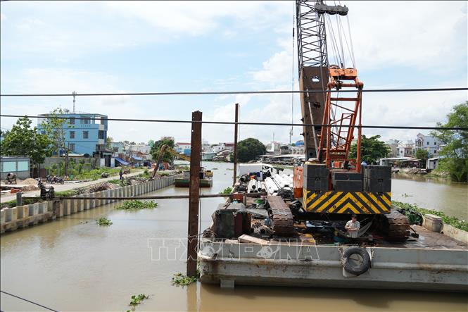 Dự án Đường giao thông hai bên bờ sông Bảo Định đang triển khai 3 gói thầu xây lắp với tổng giá trị hơn 820 tỷ đồng. Ảnh: Công Trí-TTXVN