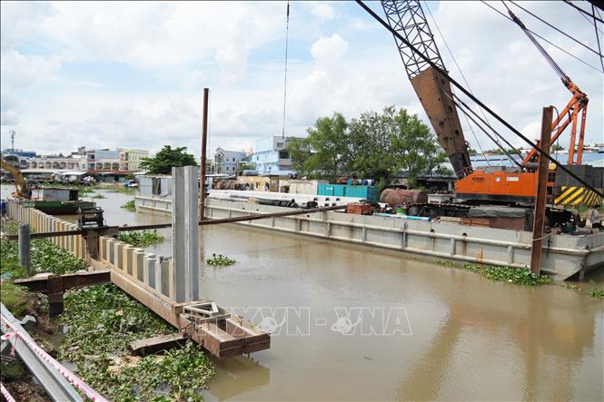 Dự án Đường giao thông hai bên bờ sông Bảo Định đang triển khai 3 gói thầu xây lắp với tổng giá trị hơn 820 tỷ đồng. Ảnh: Công Trí-TTXVN