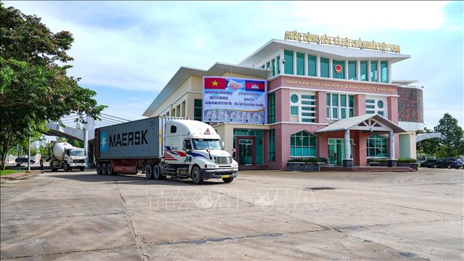 Hoạt động xuất nhập khẩu hàng hóa tại Cửa khẩu quốc tế Bình Hiệp, xã Bình Hiệp, tỉnh Tây Ninh. Ảnh: Minh Phú - TTXVN