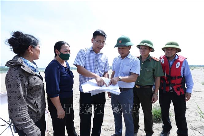Các lực lượng lập biên bản, cắm mốc theo sơ đồ được cấp phép khai thác cát trên dòng sông Hồng đoạn qua Cẩm Khê (Phú Thọ). Ảnh: TTXVN
 