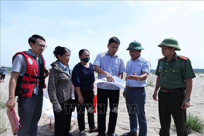 Các lực lượng lập biên bản, cắm mốc theo sơ đồ được cấp phép khai thác cát trên dòng sông Hồng đoạn qua xã Cẩm Khê. Ảnh: TTXVN  