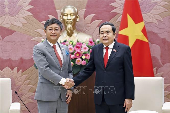 NA Chairman Tran Thanh Man receives newly appointed Indian Ambassador to Vietnam Tshering Wangchuk Sherpa. VNA Photo: Doãn Tấn