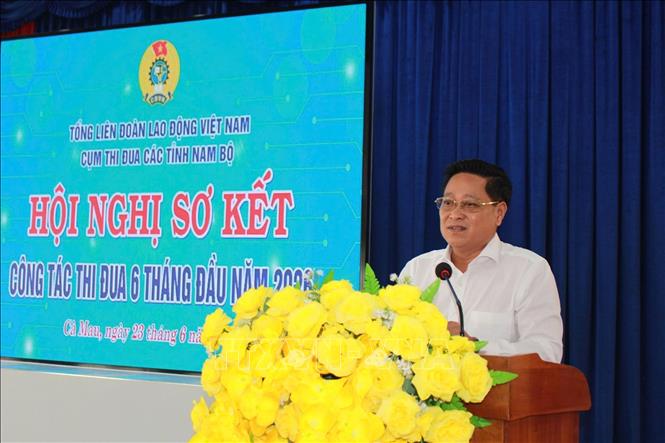 Phó Chủ tịch HĐND tỉnh Cà Mau Bùi Tấn Bảy phát biểu tại Hội nghị. Ảnh: Huỳnh Anh - TTXVN