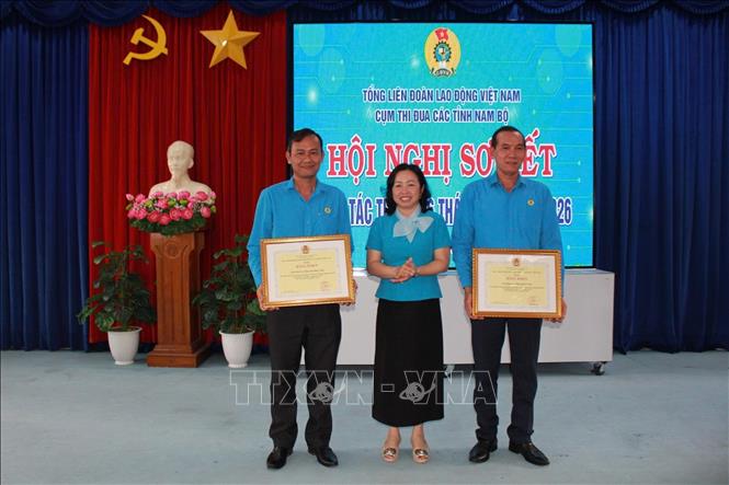 Phó Chủ tịch Tổng Liên đoàn Lao động Việt Nam Thái Thu Xương tặng Bằng khen cho Liên đoàn Lao động tỉnh Đồng Tháp và Cà Mau. Ảnh: Huỳnh Anh - TTXVN