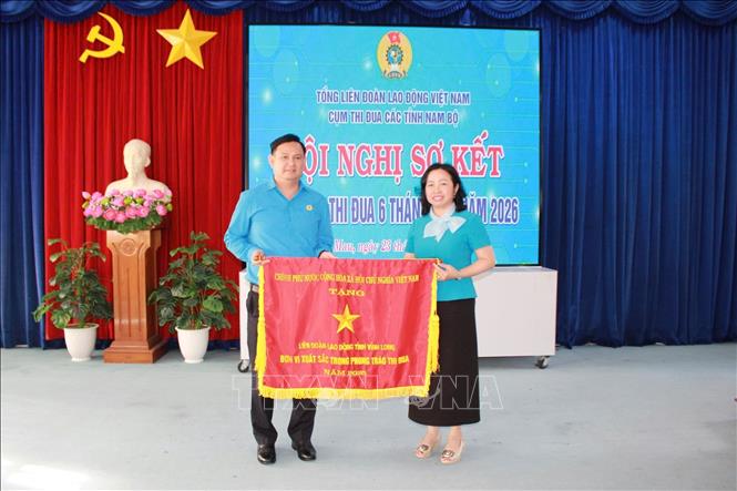 Phó Chủ tịch Tổng Liên đoàn Lao động Việt Nam Thái Thu Xương trao tặng cờ thi đua cho Liên đoàn Lao động tỉnh Vĩnh Long vì thành tích xuất sắc trong phong trào thi đua năm 2025. Ảnh: Huỳnh Anh - TTXVN