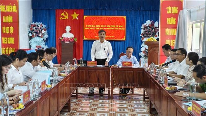 Đoàn Đại biểu Quốc hội tỉnh Cà Mau khảo sát việc phân cấp, phân quyền trong mô hình chính quyền địa phương 2 cấp tại phường Vĩnh Trạch. Ảnh: Tuấn Kiệt – TTXVN