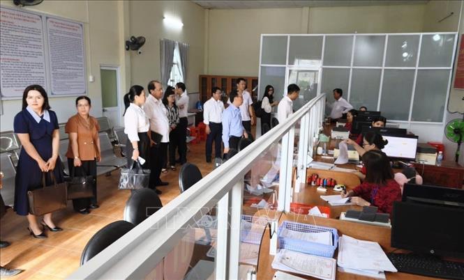 Đoàn Đại biểu Quốc hội tỉnh Cà Mau khảo sát việc phân cấp, phân quyền trong mô hình chính quyền địa phương 2 cấp tại Trung tâm phục vụ Hành chính công phường Vĩnh Trạch. Ảnh: Tuấn Kiệt – TTXVN.