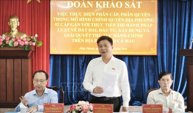 Ông Nguyễn Bình Tân, Phó Trưởng Đoàn chuyên trách Đoàn Đại biểu Quốc hội tỉnh Cà Mau, Trưởng đoàn công tác phát biểu tại buổi làm việc tại phường Hiệp Thành về việc phân cấp, phân quyền trong mô hình chính quyền địa phương 2 cấp. Ảnh: Tuấn Kiệt – TTXVN