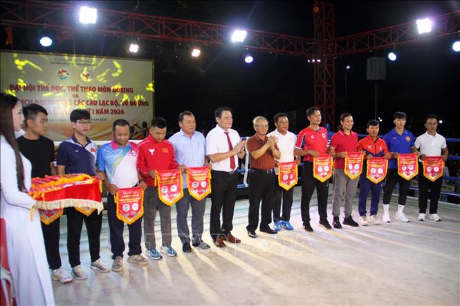 Ban tổ chức tặng Cờ lưu niệm cho các đơn vị tham gia giải. Ảnh: Trịnh Bang Nhiệm - TTXVN