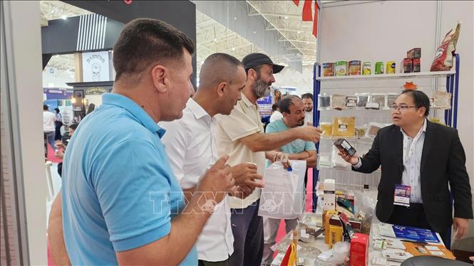 Ông Hoàng Đức Nhuận, Tham tán Thương mại Việt Nam tại Algeria giới thiệu sản phẩm cà phê Việt Nam với khách tham quan. Ảnh: Mạnh Hùng – PV TTXVN tại Algeria