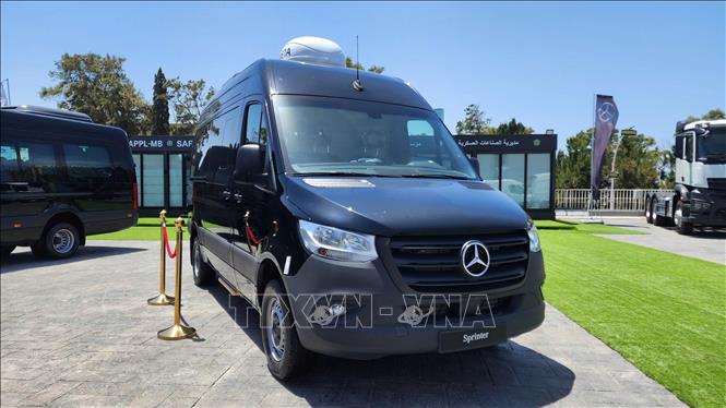 Một mẫu xe của Mercedes-Benz tham gia Hội chợ. Ảnh: Mạnh Hùng – PV TTXVN tại Algeria