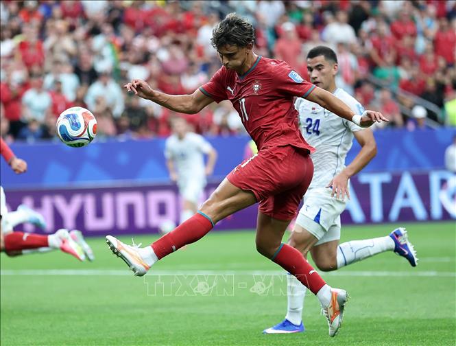 Pha dứt điểm của tiền đạo Bồ Đào Nha Joao Felix (trái). Ảnh: THX/TTXVN