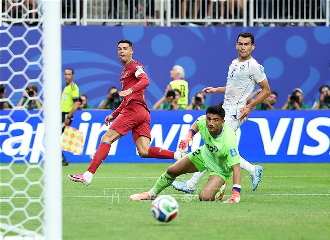 Tiền đạo Bồ Đào Nha Cristiano Ronaldo (trái) ghi bàn nâng tỉ số lên 3-0 cho đội nhà. Ảnh: THX/TTXVN