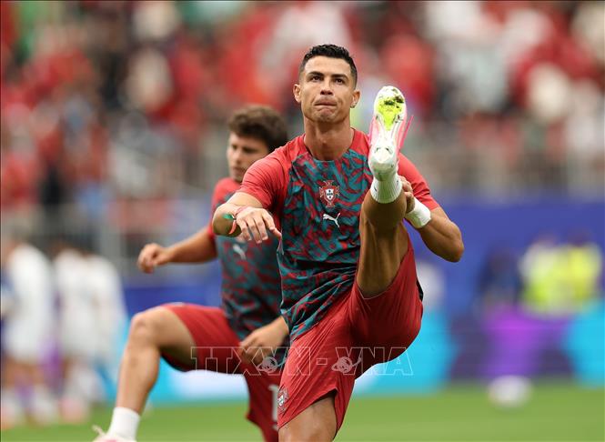 Cristiano Ronaldo khởi động trước trận Bồ Đào Nha gặp Uzbekistan. Ảnh: THX/TTXVN