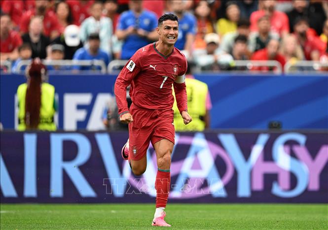 Cristiano Ronaldo lập cú đúp, giúp Bồ Đào Nha thắng Uzbekistan 5-0. Ảnh: THX/TTXVN 