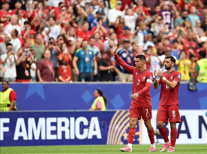 Tiền đạo Cristiano Ronaldo (trái) lập cú đúp, giúp Bồ Đào Nha đại thắng Uzbekistan 5-0. Ảnh: THX/TTXVN
