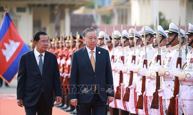 Được sự ủy quyền của Quốc vương Campuchia Norodom Sihamoni, sáng 6/2/2026, tại Phnom Penh, Chủ tịch Đảng Nhân dân Campuchia, Chủ tịch Thượng viện Campuchia Samdech Techo Hun Sen chủ trì Lễ đón chính thức Tổng Bí thư Tô Lâm thăm cấp Nhà nước tới Vương quốc Campuchia. Ảnh: TTXVN

