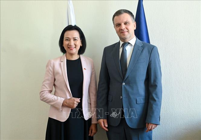 Đại sứ  Nguyễn Thị Minh Nguyệt chụp ảnh lưu niệm cùng Bộ trưởng Tư pháp Bulgaria Nikolay Naydenov. Ảnh TTXVN phát