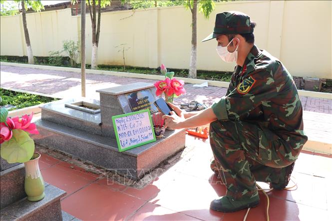 Lực lượng nghiệp vụ triển khai số hóa thông tin vị trí, mã định danh phần mộ liệt sĩ tại Nghĩa trang liệt sĩ xã Cư Jút (tỉnh Lâm Đồng). Ảnh: Nguyễn Huy Thành – TTXVN