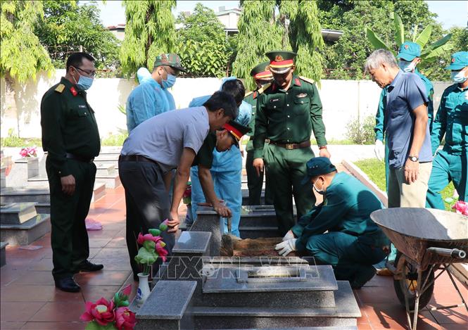 Lực lượng chức năng thực hiện khai quật, lấy mẫu hài cốt liệt sĩ tại các phần mộ chưa xác định thông tin tại Nghĩa trang liệt sĩ xã Cư Jút (tỉnh Lâm Đồng). Ảnh: Nguyễn Huy Thành – TTXVN