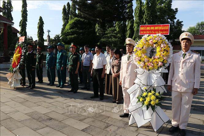 Các đại biểu tưởng niệm, dâng hương các Anh hùng liệt sĩ tại Nghĩa trang liệt sĩ xã Cư Jút (tỉnh Lâm Đồng). Ảnh: Nguyễn Huy Thành – TTXVN