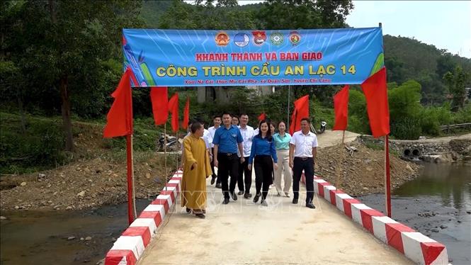 Giáo hội Phật giáo Lạng Sơn cùng Tỉnh Đoàn khánh thành và đưa vào sử dụng cầu An Lạc 14. Ảnh: Tiến Vĩnh - TTXVN