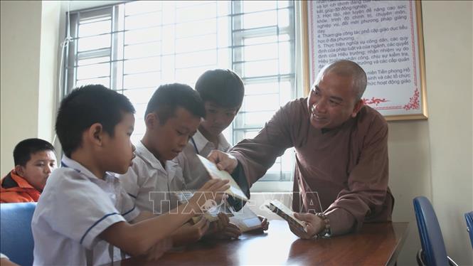 Giáo hội Phật giáo Lạng Sơn giúp đỡ các học sinh có hoàn cảnh khó khăn. Ảnh: Tiến Vĩnh –TTXVN 