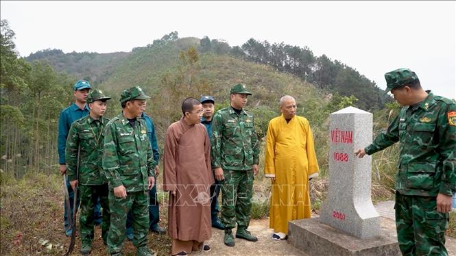 Giáo hội Phật giáo Lạng Sơn và các chiến sĩ biên phòng tại cột mốc biên giới 1088. Ảnh: Tiến Vĩnh –TTXVN 
