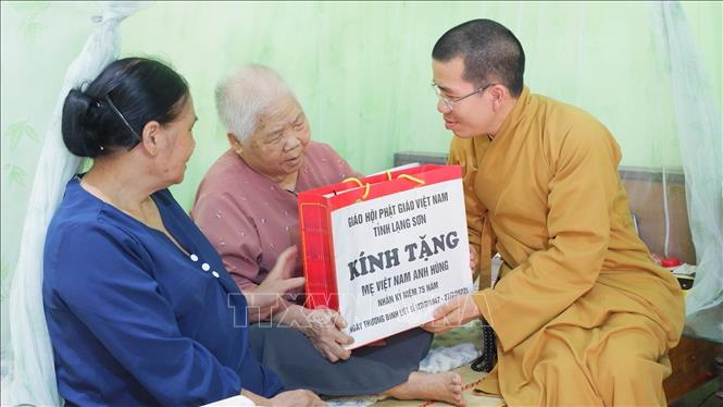 Giáo hội Phật giáo Lạng Sơn thăm hỏi Mẹ Việt Nam Anh hùng. Ảnh: Tiến Vĩnh –TTXVN 
